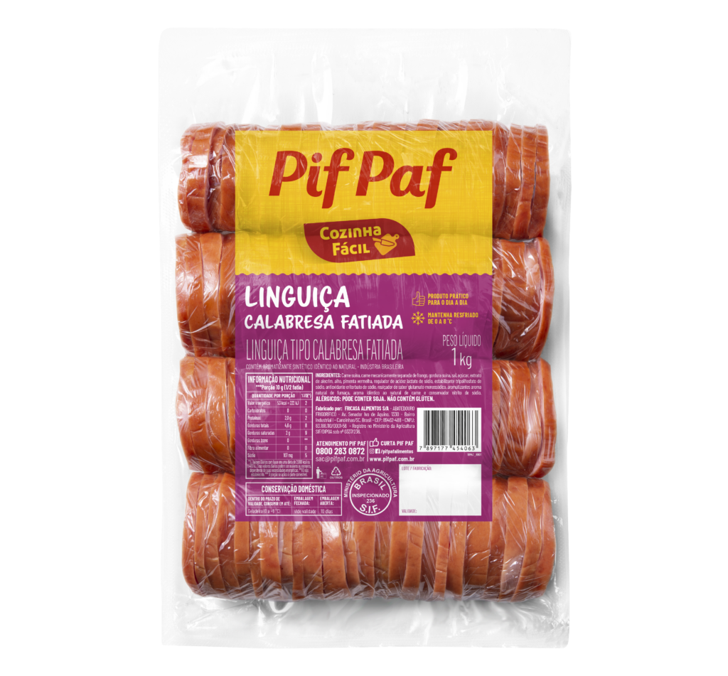 Imagem da embalagem de Linguiça Tipo Calabresa Fatiada Pif Paf 1kg. A embalagem nas cores amarelo e roxo exibe rodelas de linguiça calabresa embaladas em plástico transparente, organizadas em fileiras. O rótulo informa que o produto é resfriado, pronto para uso em receitas práticas, e deve ser mantido entre 0°C e 4°C. Ideal para pizzas, feijoadas e outros pratos saborosos.